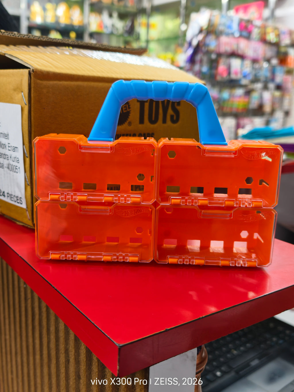 Hot Wheels Ultimate Collector Case & Promotional Golden Car (Sealed)